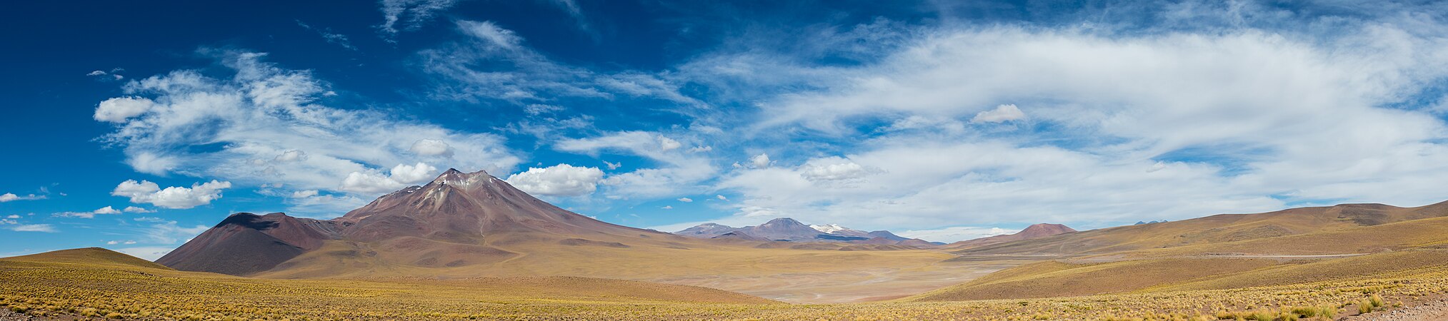圖為智利北部安地斯山脈的火山景觀，左起為米尼克斯山（5,910米）、圖亞赫托山（5,460米）、穆爾喬塔山（4,567米）和印加瓦西山脈 （5,704米）。