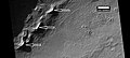 HiWish计划下高分辨率成像科学设备显示的阿伦尼乌斯陨击坑中的冰川特征，箭头指向古冰川。