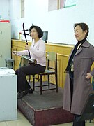 2009年正在北京市少年宮教授二胡演奏方法的老師