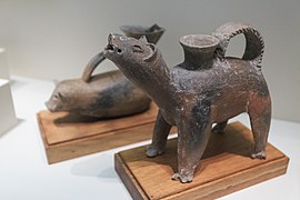 猪形陶鬶和狗形陶鬶，大汶口文化，1974年三里河出土
