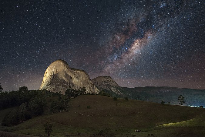 图为佩特拉阿祖尔峰（意为蓝石）和其山顶之上的银河系中心。佩特拉阿祖尔国家公园位于巴西圣埃斯皮里图州的多明戈斯马丁斯。
