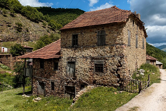 图为马其顿扎列兹尼克区马洛伊利诺伊村的传统房屋。