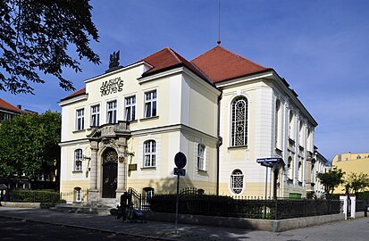 Main entry with its avant-corps