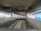 与东横线跨线路运行开始前，现4、5号站台的临时联络通道（2009年1月）