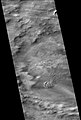 火星勘测轨道飞行器背景相机显示的霍尔丹陨击坑，坑底黑色部分是沙丘。