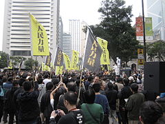 民众热烈参与打小人活动。2011年3月6日。