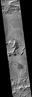 显示有暗坡条纹的伯顿陨击坑中央山峰，注：这是前一幅图像的放大版。