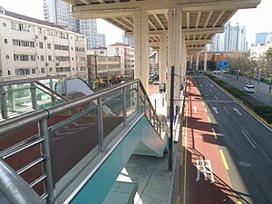 延安路中運量系統工程凱旋路站之樓梯、扶梯。