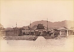 1898年的九龙寨城，图中央为接官亭，亭前通道连接龙津石桥延伸出海