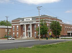 McLean County Courthouse in Calhoun