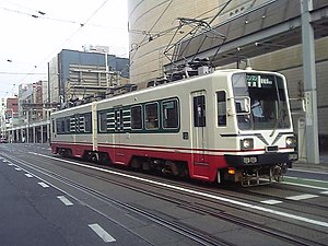 在岐阜市内线乘车处停靠中的Mo770形（日语：名鉄モ770形電車 (2代)）