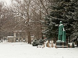 卡爾公園裏的林肯雕像雪景