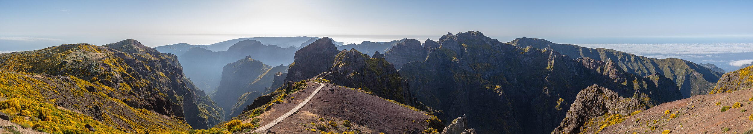 阿雷罗峰的风景。它是位于葡萄牙马德拉岛中央山脉的社区重要性遗址。