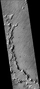 火星勘测轨道飞行器背景相机拍摄的皮克林陨击坑西侧边缘。