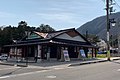 车站望向弥彦神社方向的外苑坂通，路上设有观光询问处（2020年4月）