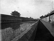 北京城神武外省官员到京引见必从此门进。1879年左右拍摄。