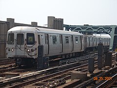 R46 G train switching tracks at Fourth Avenue, when G service terminated at Smith–Ninth Streets prior to July 2009