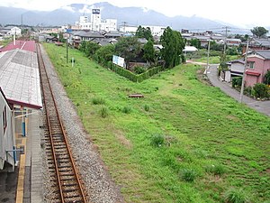 左边为3号站台。右边的弯位是已废止的蒲原铁道线路轨，前往村松方向。 （2004年9月）