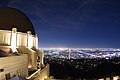 以洛杉磯城區為背景，夜裏的天文台