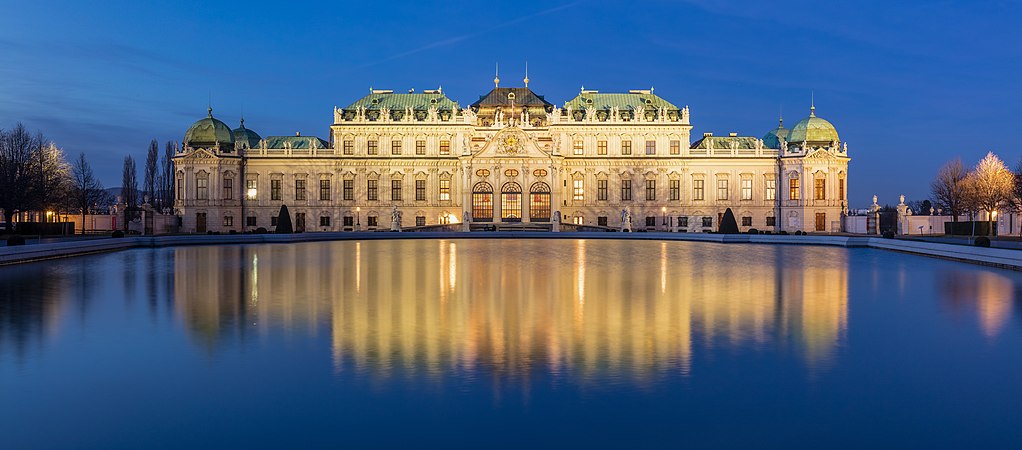 图为华灯初上的上美景宫风景，摄于奥地利维也纳。