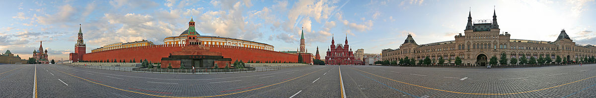 红场全景图（摄于2013年10月6日）。从左到右依序为圣瓦西里大教堂、克里姆林宫（围墙与墙后建筑群）、列宁墓（围墙前低矮建筑）、国家历史博物馆、国家百货商场。