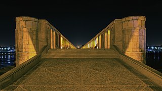 Si-o-se-pol's walkway at night.