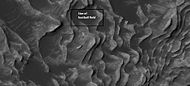 HiWish计划下高分辨率成像科学设备拍摄的菲尔索夫陨击坑中的岩层特写，方框显示尺寸为足球场大小。