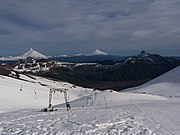 位於Antillanca Group的滑雪場，遠處可見Puntiagudo（英语：Puntiagudo-Cordón Cenizos）與奧索爾諾火山。