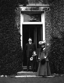 Isaac Haig Mitchell with his wife and daughter in 1906