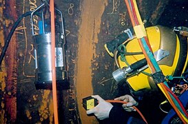 Non-destructive testing by measuring electrical current
