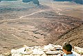 地球上美国犹他州纪念碑谷的地层。这些地层至少有一部分被认为是水流沉积物形成的。因为火星上有类似地形，所以认为火星上类似地层也是由水流沉积物形成。