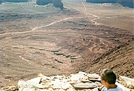 纪念碑谷中的岩层，它们被认为至少部分是由水的作用沉积而成。由于火星上也有类似的分层，水仍然是火星上岩层形成的主要原因。