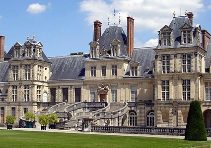 The horseshoe stairway was originally built for Henry II by Philibert Delorme between 1547 and 1559, then rebuilt for Louis XIII by Jean Androuet du Cerceau in about 1640.