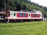 KiHa30形内燃动车组（日语：名鉄キハ10形気動車）停靠在站内。 （2000年）