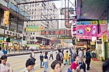 1999年弥敦道沿途的商住大厦，两旁挂满霓虹灯招牌