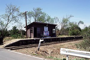 站台（1997年4月） 图中为线路暂停服务前的风景，在站名牌下方设有由当地居民手工制作，写上“多谢　铁路巴士”的花字母装饰牌。