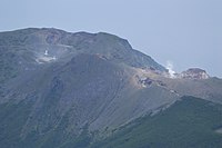 2014年拍摄的古岳火山口（左方）及新岳火山口（右方）