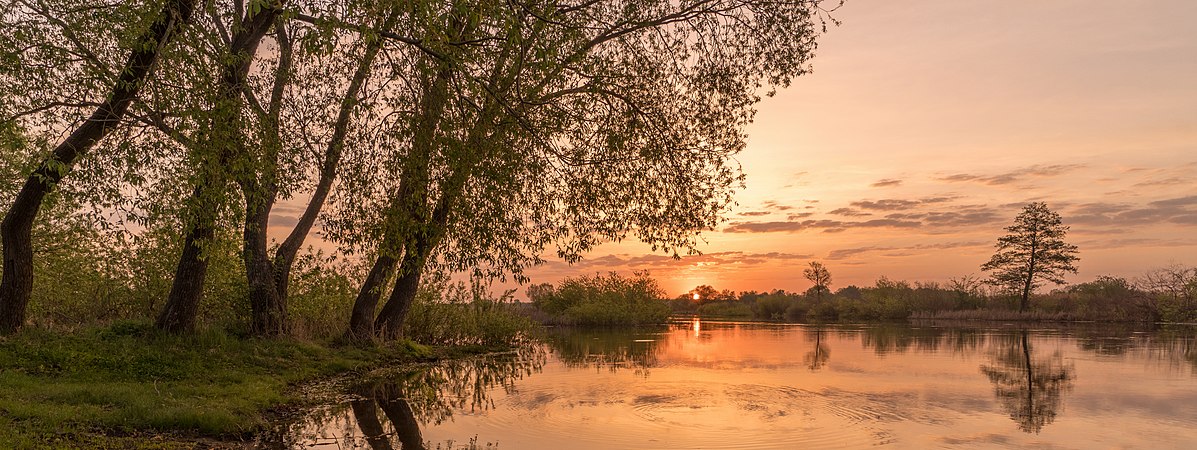 图为乌克兰波尔塔瓦州下苏拉国家自然公园苏拉河于黎明时分的景色。