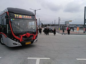 2017年2月1日9时，开通仪式上，象征中运量公交开通的车辆离场。