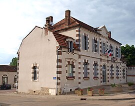 The town hall in Fleury-la-Vallée