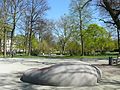 德国柏林的小蒂尔加滕公园中，“Sitzkiesel”（“座椅卵石”）取代了原来的长凳