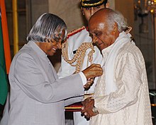 The President, Dr. A.P.J. Abdul Kalam presenting Padma Shri to renowned Marathi Artist Shri Prasad Sawkar, at investiture ceremony in New Delhi on March 29, 2006