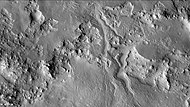 火星勘测轨道飞行器背景相机显示的巴尔代陨击坑北侧坑壁上的水道，注：这是前一幅巴尔代陨击坑图像的放大版。