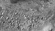 菲尔索夫陨击坑南部特写，火星勘测轨道飞行器背景摄像机显示了所看到的岩层。注：这是前一幅菲尔索夫陨击坑图像的放大版。