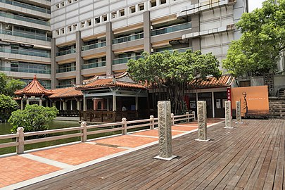 台南公会堂后侧的吴园水榭，目前作为王育德纪念馆开放参观，后方大楼即是远百公园店。