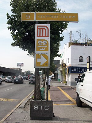 Picture of a sign indicating one of the entrances to Eduardo Molina station.