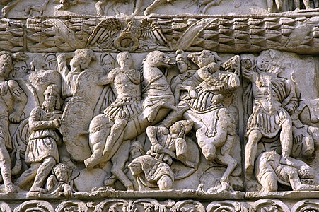 加萊里烏斯拱門的雕刻，展現了伽列里烏斯（左）攻擊納爾塞斯（右）的戰役