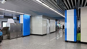 七號街站南站廳，以藍色為主色調