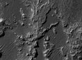 火星侦察轨道器的高分辨率成像科学设备拍摄的乌兹博伊谷地层。位于珍珠湾区。
