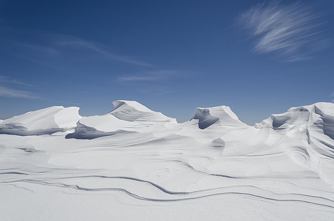 图为马其顿佩利斯特国家公园的雪堆。